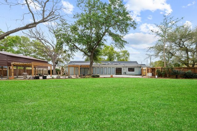 2111 N Galveston Avenue, Pearland, TX 77581