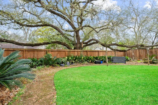 2111 N Galveston Avenue, Pearland, TX 77581