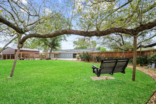 2111 N Galveston Avenue, Pearland, TX 77581