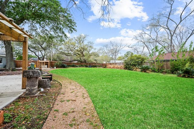 2111 N Galveston Avenue, Pearland, TX 77581