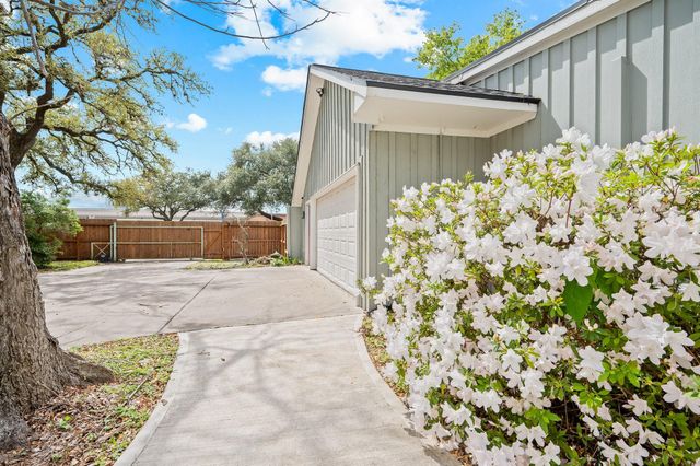 2111 N Galveston Avenue, Pearland, TX 77581