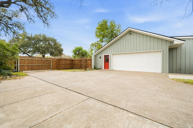 2111 N Galveston Avenue, Pearland, TX 77581