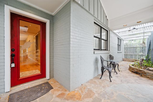 2111 N Galveston Avenue, Pearland, TX 77581