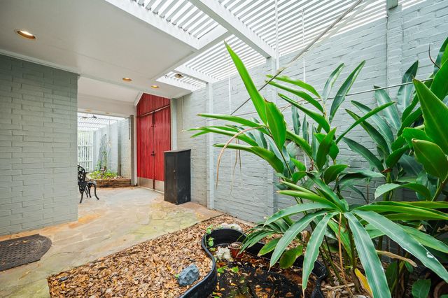 2111 N Galveston Avenue, Pearland, TX 77581