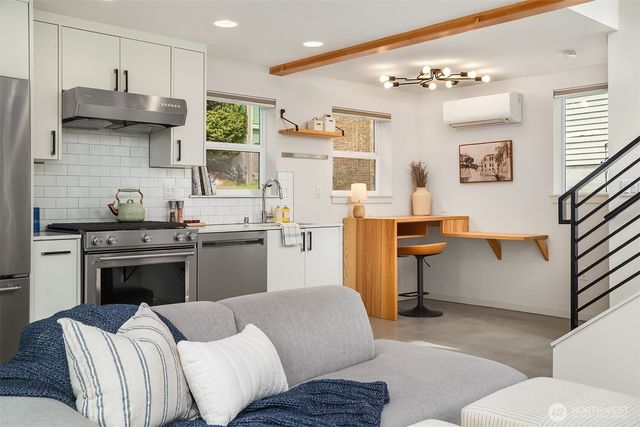 411 B NE 80th Street, Seattle, WA 98115