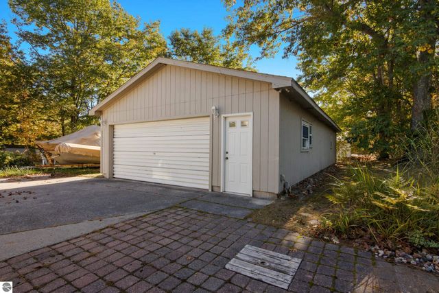 6531 Bixler Road, Beulah, MI 49617