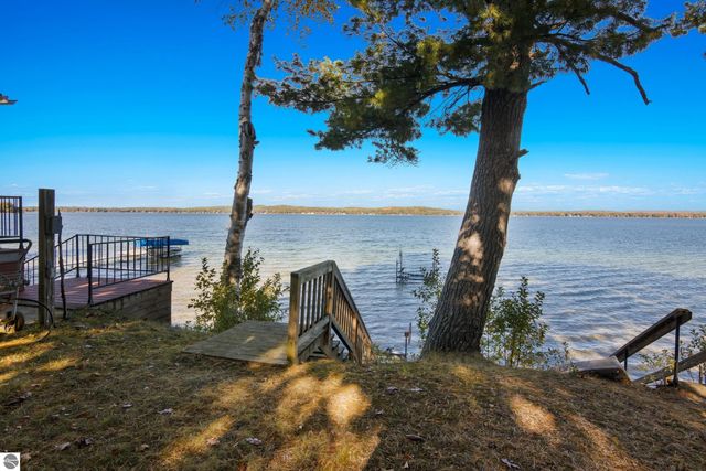 6531 Bixler Road, Beulah, MI 49617