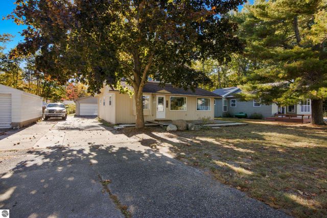 6531 Bixler Road, Beulah, MI 49617