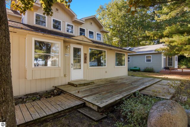 6531 Bixler Road, Beulah, MI 49617