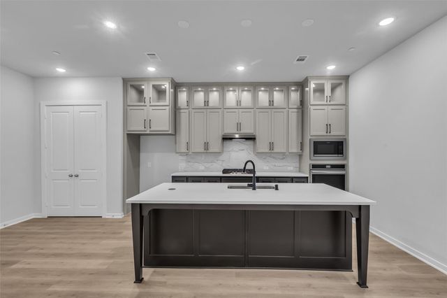 527 Cypress Valley Avenue, Montgomery, TX 77316