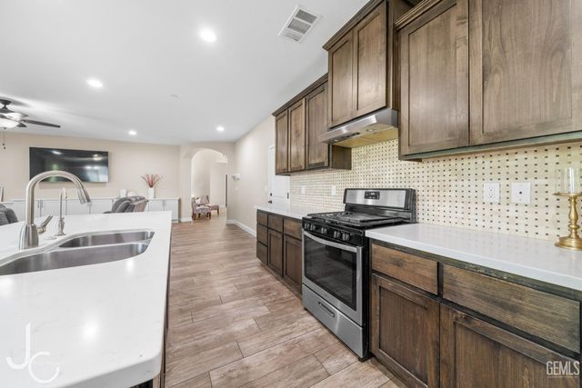 7303 Whiskey Creek Drive, Bakersfield, CA 93311