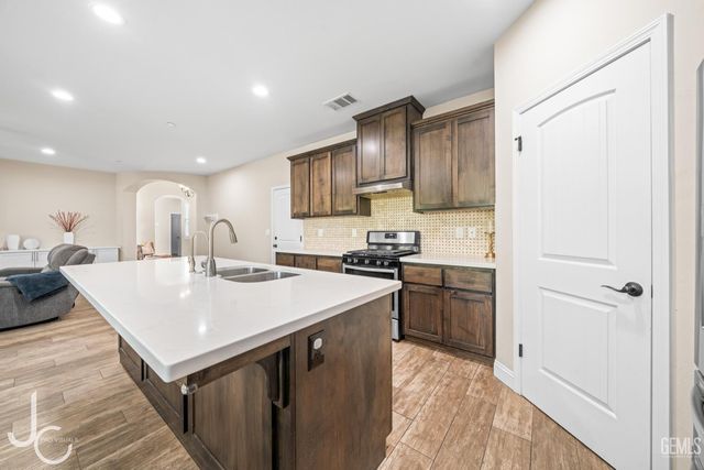 7303 Whiskey Creek Drive, Bakersfield, CA 93311