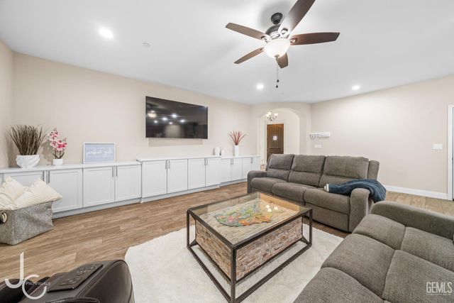 7303 Whiskey Creek Drive, Bakersfield, CA 93311