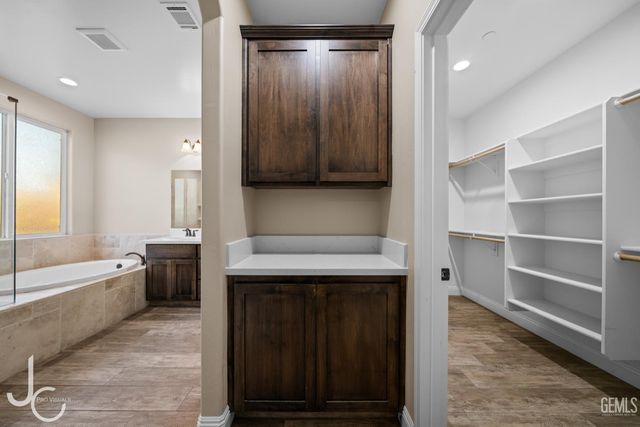 7303 Whiskey Creek Drive, Bakersfield, CA 93311