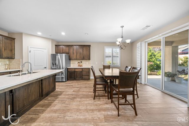 7303 Whiskey Creek Drive, Bakersfield, CA 93311