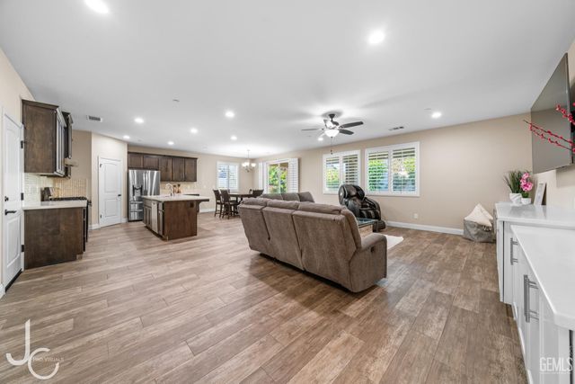 7303 Whiskey Creek Drive, Bakersfield, CA 93311