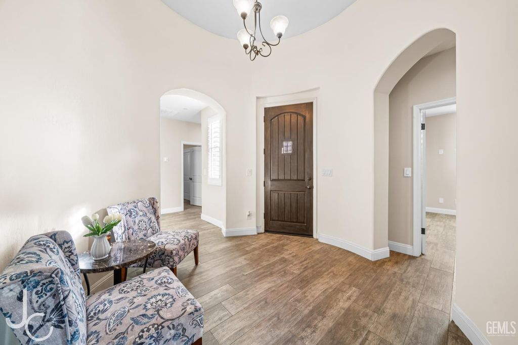 7303 Whiskey Creek Drive, Bakersfield, CA 93311