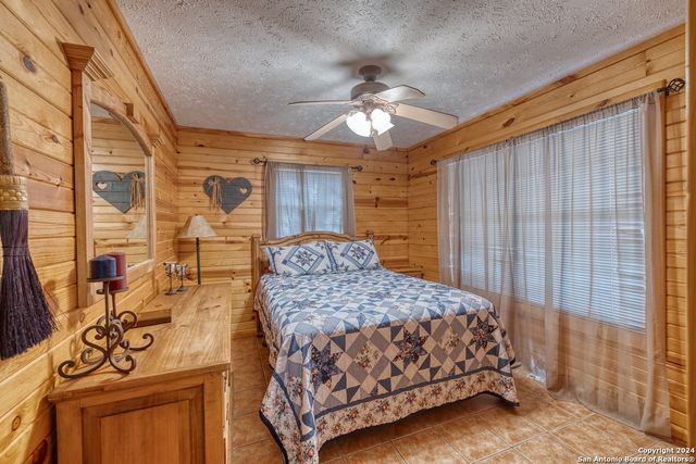 65 COMMANCHE CREEK RD, Concan, TX 78838