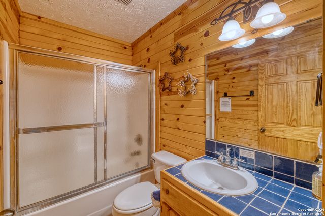 65 COMMANCHE CREEK RD, Concan, TX 78838