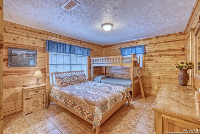 65 COMMANCHE CREEK RD, Concan, TX 78838