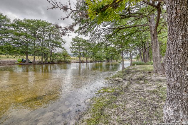 65 COMMANCHE CREEK RD, Concan, TX 78838