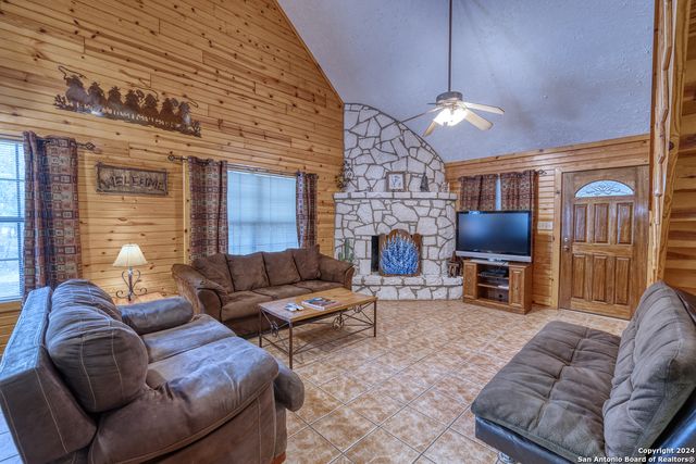 65 COMMANCHE CREEK RD, Concan, TX 78838