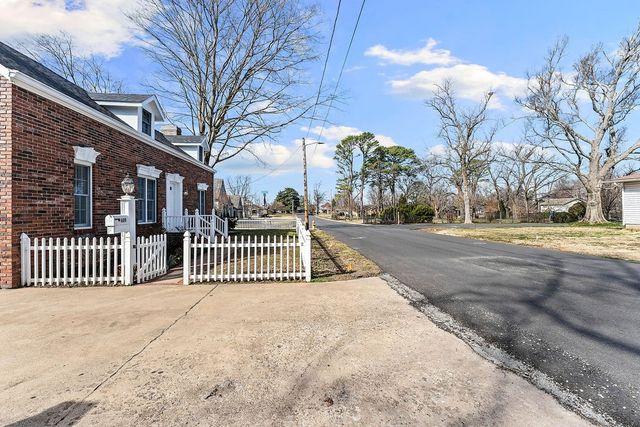 609 Jefferson Street, Bentonville, AR 72712