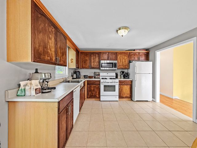 23 Iona Ave, Dracut, MA 01826