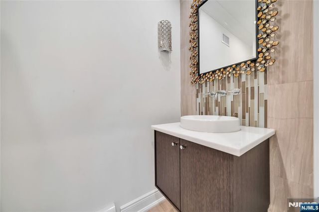 516 Undercliff Avenue, Edgewater, NJ 07020