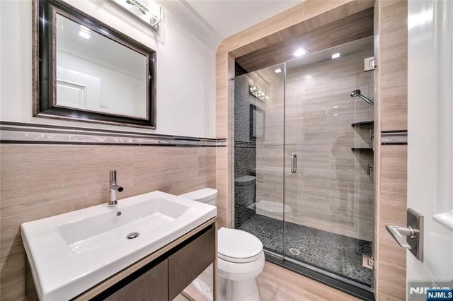 516 Undercliff Avenue, Edgewater, NJ 07020