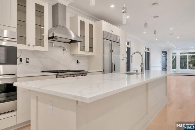 516 Undercliff Avenue, Edgewater, NJ 07020