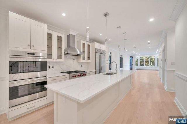 516 Undercliff Avenue, Edgewater, NJ 07020