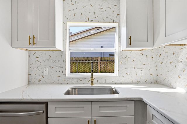 10217 N PAWNEE AVENUE, Tampa, FL 33617