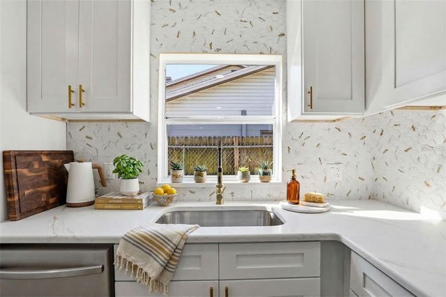 10217 N PAWNEE AVENUE, Tampa, FL 33617