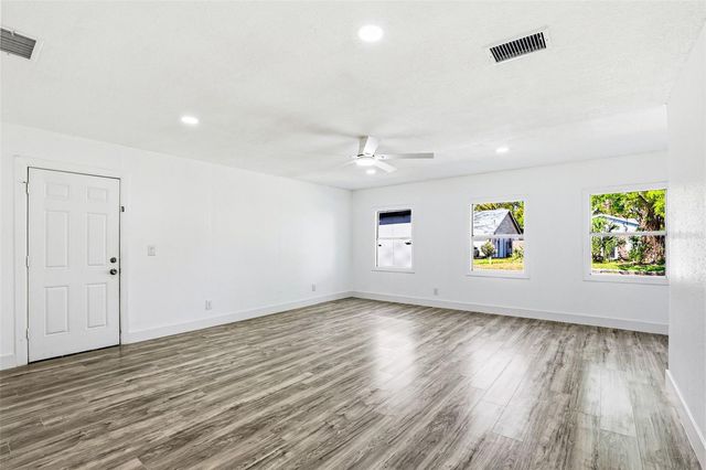 10217 N PAWNEE AVENUE, Tampa, FL 33617