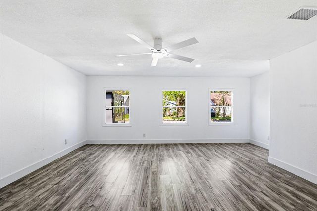 10217 N PAWNEE AVENUE, Tampa, FL 33617