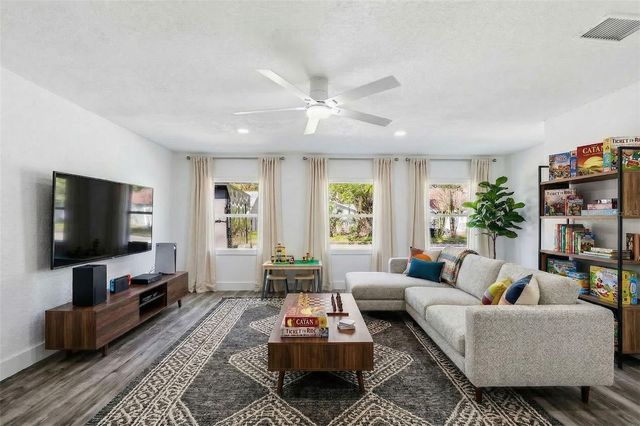 10217 N PAWNEE AVENUE, Tampa, FL 33617