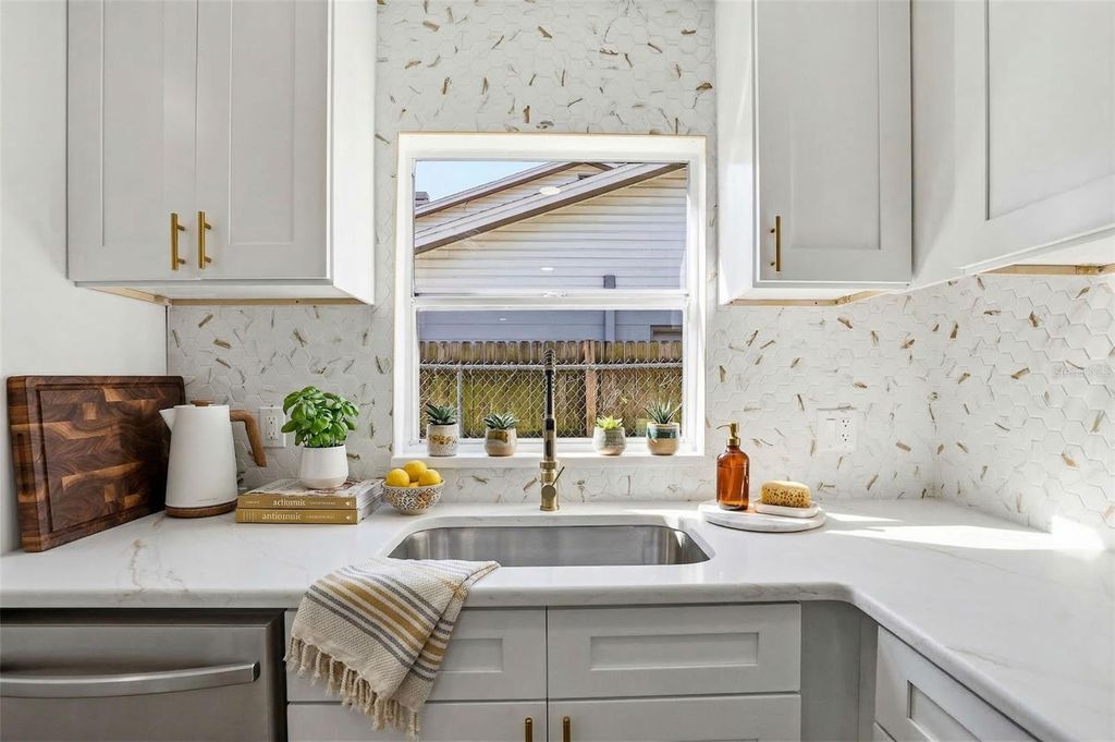 Image 20 of property listing at 10217 N PAWNEE AVENUE, Tampa, FL 33617