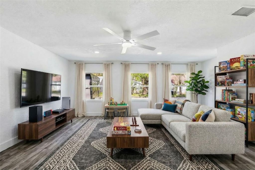 Image 26 of property listing at 10217 N PAWNEE AVENUE, Tampa, FL 33617