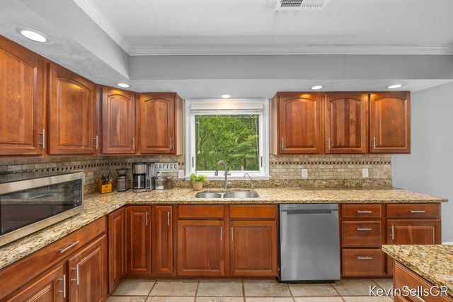 7710 Cascade Pines Drive, Grand Rapids, MI 49546