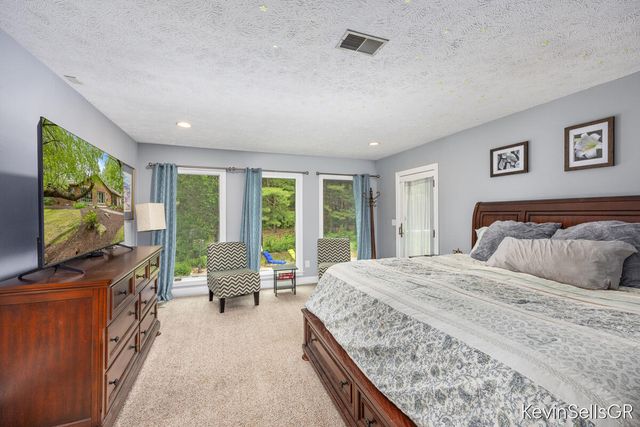 7710 Cascade Pines Drive, Grand Rapids, MI 49546