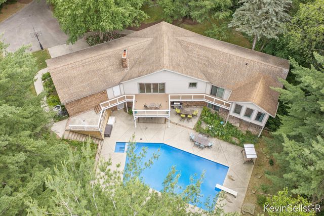 7710 Cascade Pines Drive, Grand Rapids, MI 49546