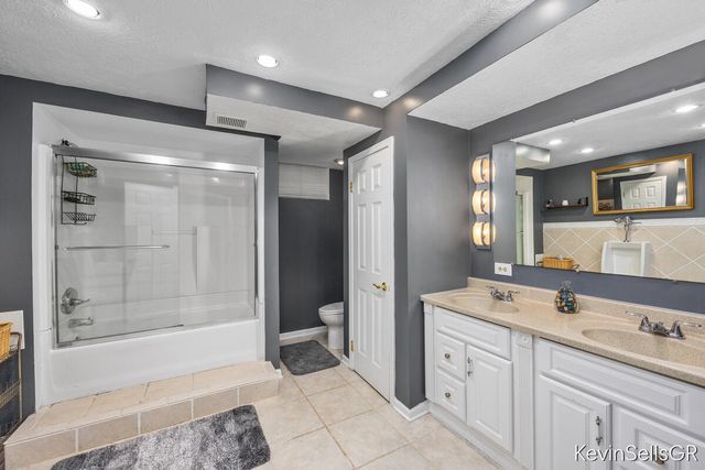7710 Cascade Pines Drive, Grand Rapids, MI 49546