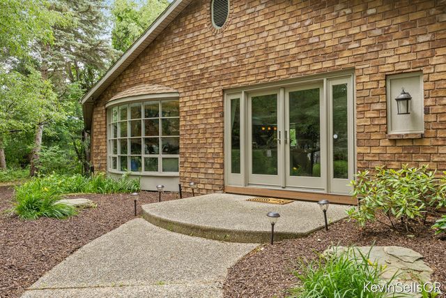 7710 Cascade Pines Drive, Grand Rapids, MI 49546