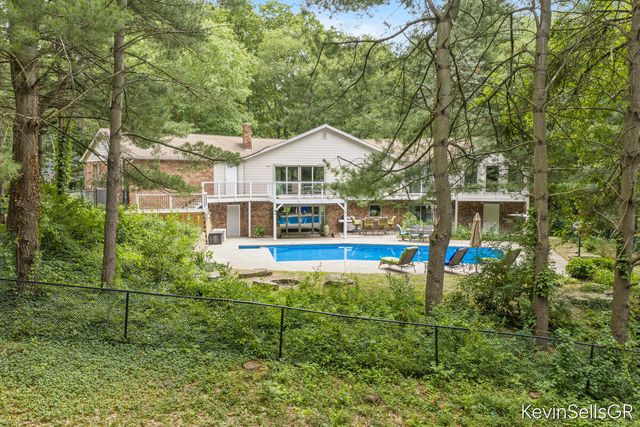 7710 Cascade Pines Drive, Grand Rapids, MI 49546
