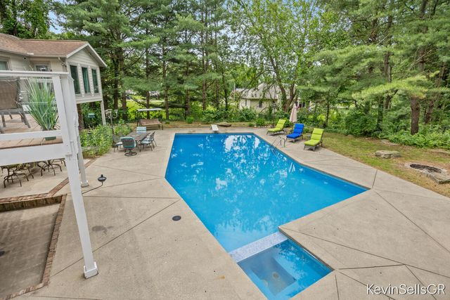 7710 Cascade Pines Drive, Grand Rapids, MI 49546