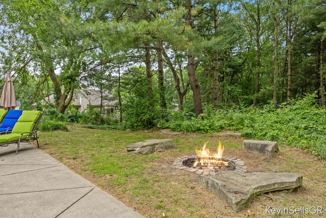 7710 Cascade Pines Drive, Grand Rapids, MI 49546
