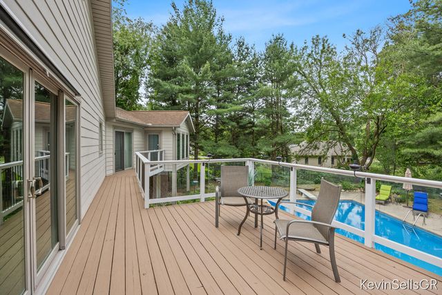 7710 Cascade Pines Drive, Grand Rapids, MI 49546