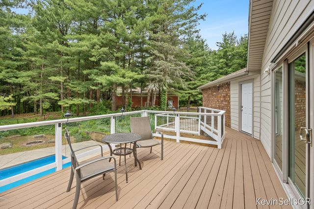 7710 Cascade Pines Drive, Grand Rapids, MI 49546