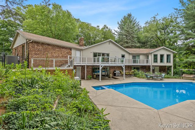 7710 Cascade Pines Drive, Grand Rapids, MI 49546